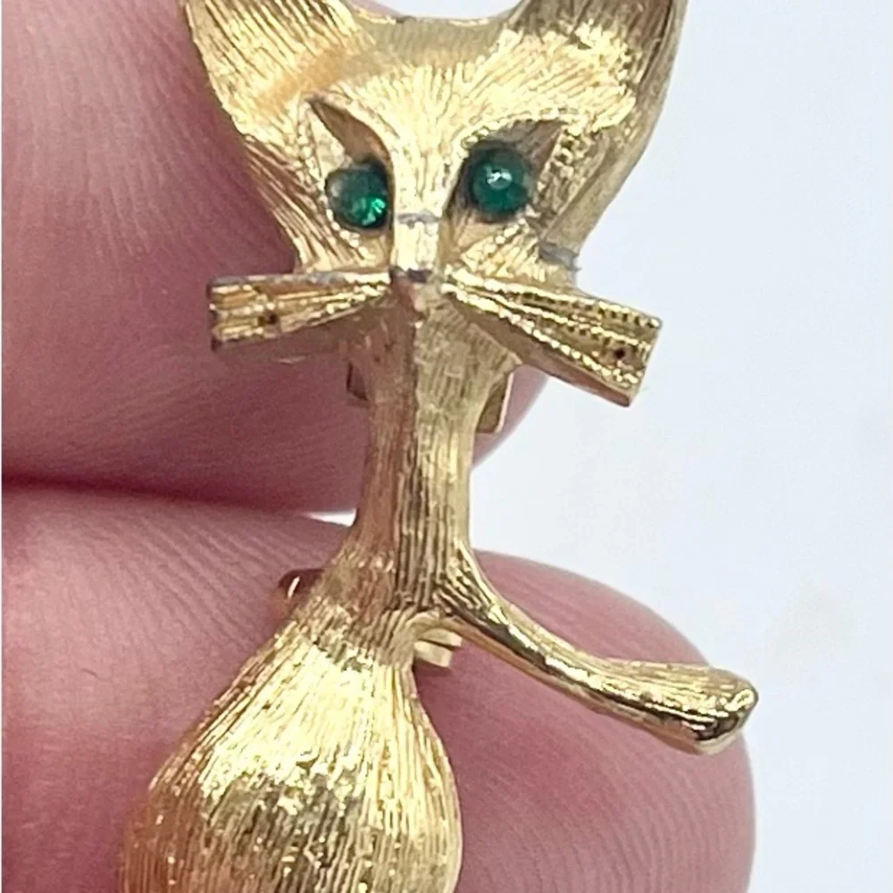 Vintage Gold Tone Green Rhinestone Eyes CAT w/ Flex Chain Tail Brooch Lapel 2.8”